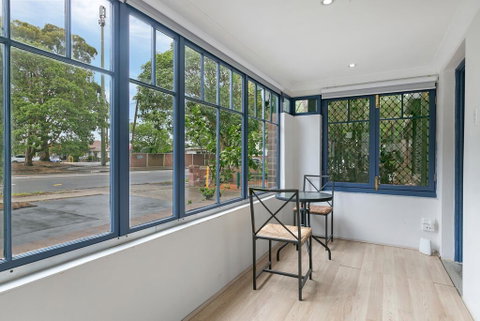 KOZYGURU ARNCLIFFE SYDNEY AIRPORT RENOVATED COTTAGE 3 BED HOUSE NAR232 - E Caravan Parks 2