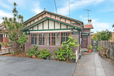 KOZYGURU ARNCLIFFE SYDNEY AIRPORT RENOVATED COTTAGE 3 BED HOUSE NAR232 - E Caravan Parks 3
