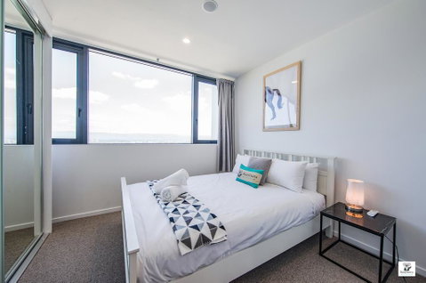 KOZYGURU BROADBEACH AMAZING VIEW 2 BED APT + FREE PARKING WALK TO BEACH QBR004 - E Caravan Parks 1