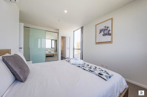 KOZYGURU BROADBEACH AMAZING VIEW 2 BED APT + FREE PARKING WALK TO BEACH QBR004 - E Caravan Parks 2