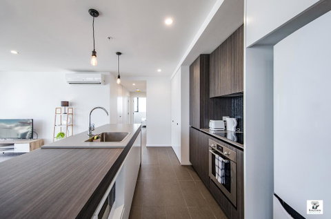 KOZYGURU BROADBEACH AMAZING VIEW 2 BED APT + FREE PARKING WALK TO BEACH QBR004 - E Caravan Parks 3