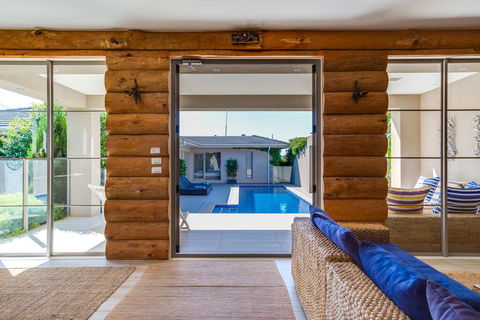 Kraimorie Large Family Beach House With Pool, Superb Water Views, Pool, And Games Room - E Caravan Parks 3