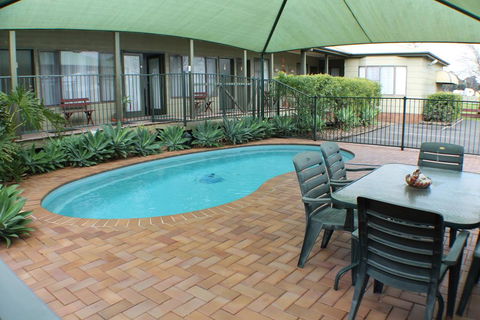 Lake Forbes Motel - E Caravan Parks 2