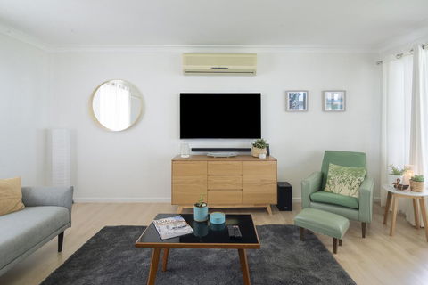 Lake Front Home - Relax & Unwind - E Caravan Parks 2
