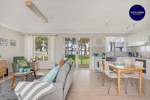 Lake Front Home - Relax & Unwind - E Caravan Parks 0