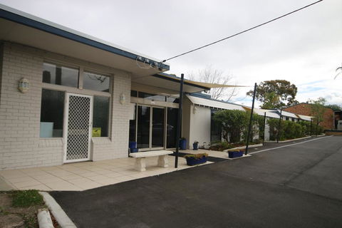 Lake Munmorah Motel - E Caravan Parks 1