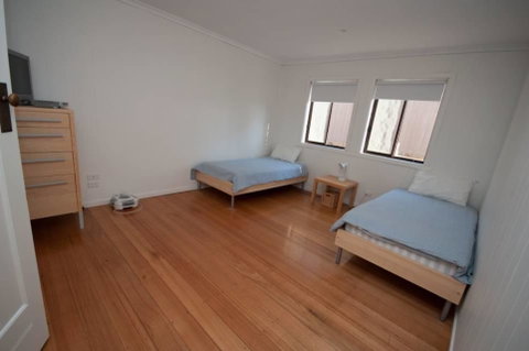 Lake Tyres Beach House - E Caravan Parks 2