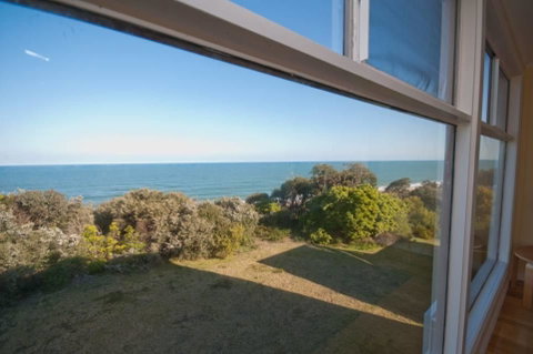 Lake Tyres Beach House - E Caravan Parks 1