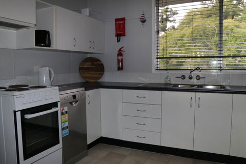 Lakes Edge Cottage - E Caravan Parks 2