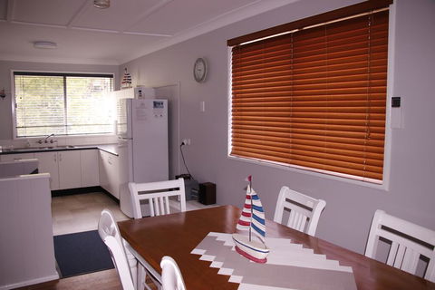 Lakes Edge Cottage - E Caravan Parks 3