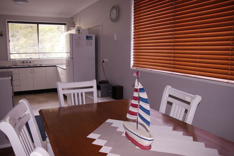 Lakes Edge Cottage - E Caravan Parks 1