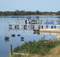 Lakes Waterfront Motel and Cottages with King Beds - E Caravan Parks