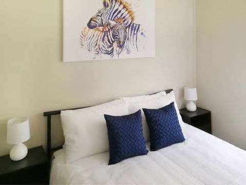 Large 5-Bedroom House With Wifi & Netflix Close To Taronga Western Plains Zoo - E Caravan Parks 2