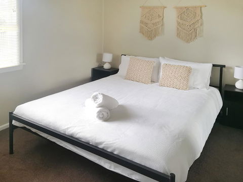Large 5-Bedroom House With Wifi & Netflix Close To Taronga Western Plains Zoo - E Caravan Parks 3