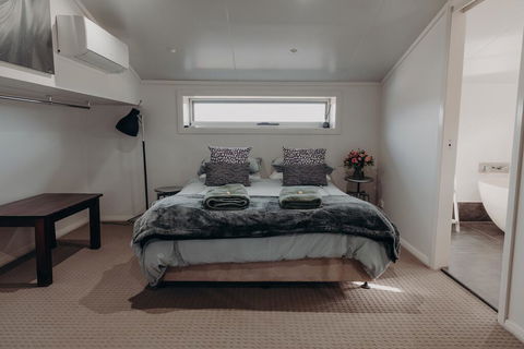 Lazy River Estate Boat House Villa - E Caravan Parks 1