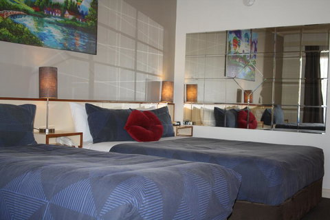 Leagues Motel - E Caravan Parks 1