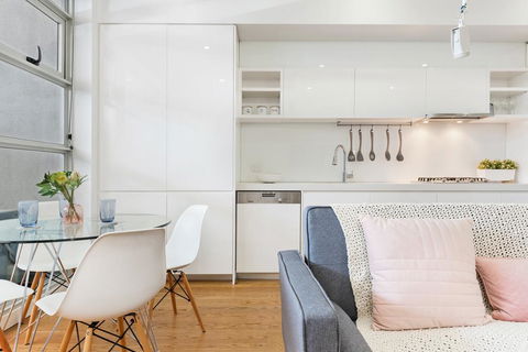 Light-Filled Beachside Apartment In Trendy Area - E Caravan Parks 3