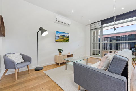 Light-Filled Beachside Apartment In Trendy Area - E Caravan Parks 1