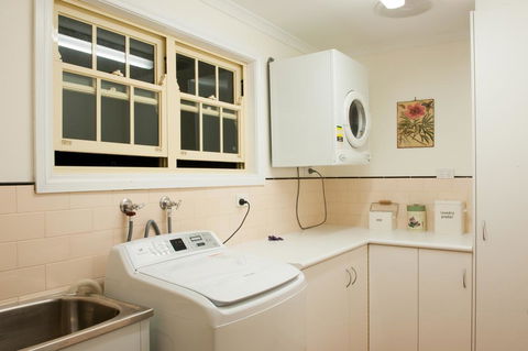 Linfield Cottage - E Caravan Parks 1