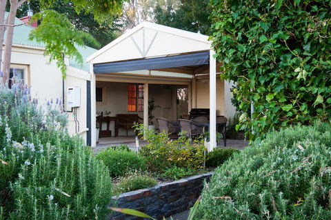 Linfield Cottage - E Caravan Parks 0