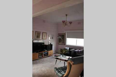 Lucys Artist Cottage - E Caravan Parks 1