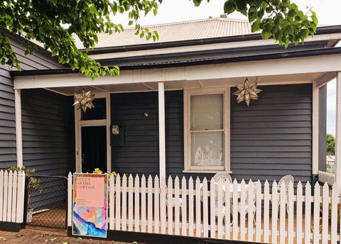 Lucys Artist Cottage - E Caravan Parks 0