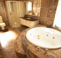 Luxuary self-contained living with Spa. - E Caravan Parks