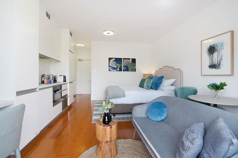 Luxurious Light-filled Studio In Winning Location - E Caravan Parks 0