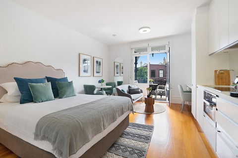 Luxurious Light-filled Studio In Winning Location - E Caravan Parks 1