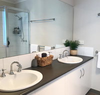 Luxury 4BR Home with KING Bed Lakes Entrance - E Caravan Parks