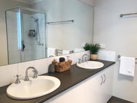 Luxury 4BR Home with KING Bed Lakes Entrance