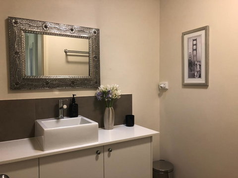 Luxury Room 15mins From Wagga's CBD - E Caravan Parks 1