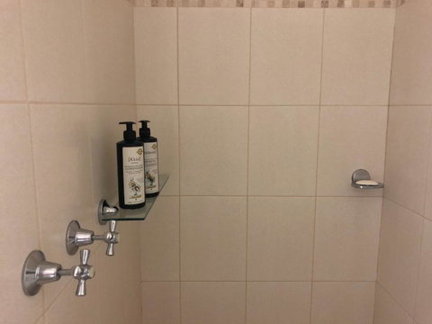 Luxury Room 15mins From Wagga's CBD - E Caravan Parks 2