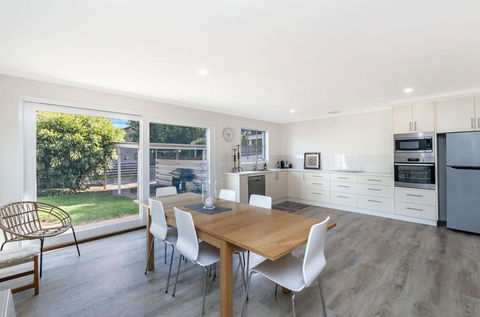 Lyons Cottage - A Quaint Whalers Cottage In Heart Of Port Fairy - E Caravan Parks 0