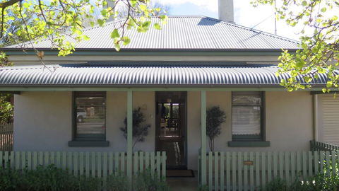 Magnolia Cottage - E Caravan Parks 0