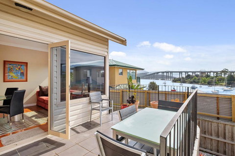 Manfield City Waterfront View Cottage - E Caravan Parks 1