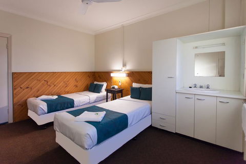 Manly Hotel - E Caravan Parks 1