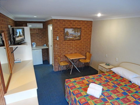 MAS Country Colonial Motor Inn - E Caravan Parks 1