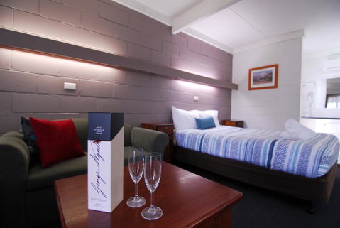 Mayfair Motel - E Caravan Parks 1