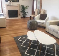 Melbourne delightful  comfortable home. Sleeps 10. Walk to train. 17 km from CBD. - E Caravan Parks