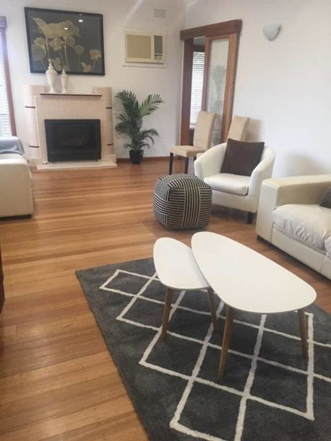 Melbourne Delightful & Comfortable Home. Sleeps 10. Walk To Train. 17 Km From CBD. - E Caravan Parks 0