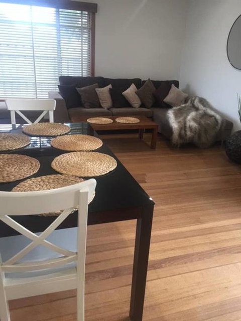 Melbourne Delightful & Comfortable Home. Sleeps 10. Walk To Train. 17 Km From CBD. - E Caravan Parks 3