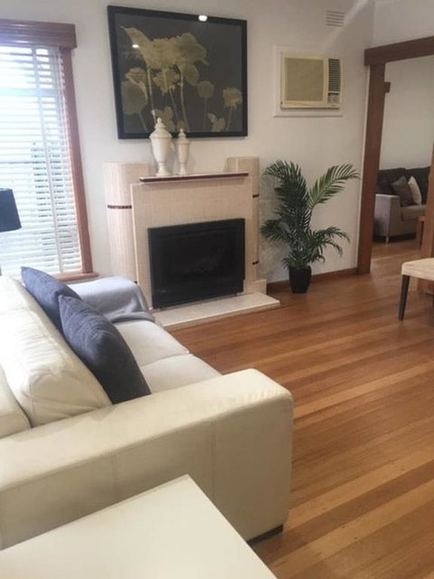 Melbourne Delightful & Comfortable Home. Sleeps 10. Walk To Train. 17 Km From CBD. - E Caravan Parks 2