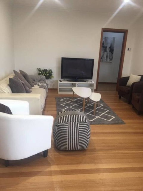 Melbourne Delightful & Comfortable Home. Sleeps 10. Walk To Train. 17 Km From CBD. - E Caravan Parks 1