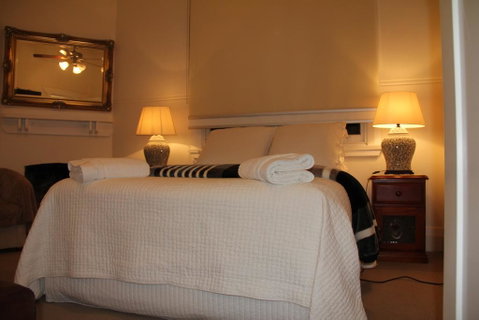 Mentor Chambers Apartment Bed & Breakfast - E Caravan Parks 2
