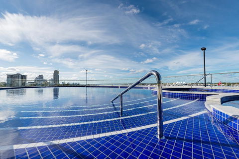 Meriton Suites Southport - E Caravan Parks 2