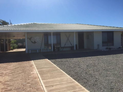 Mermaid Beachside Accommodation - E Caravan Parks 0