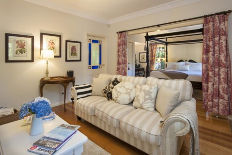 Merrow Cottages - Gatehouse - E Caravan Parks 2