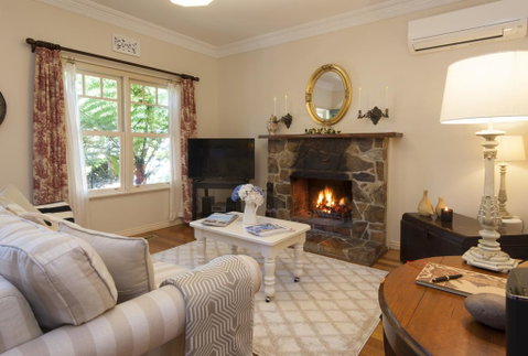 Merrow Cottages - Gatehouse - E Caravan Parks 3