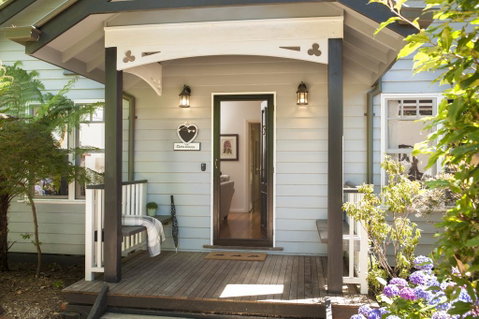 Merrow Cottages - Gatehouse - E Caravan Parks 1
